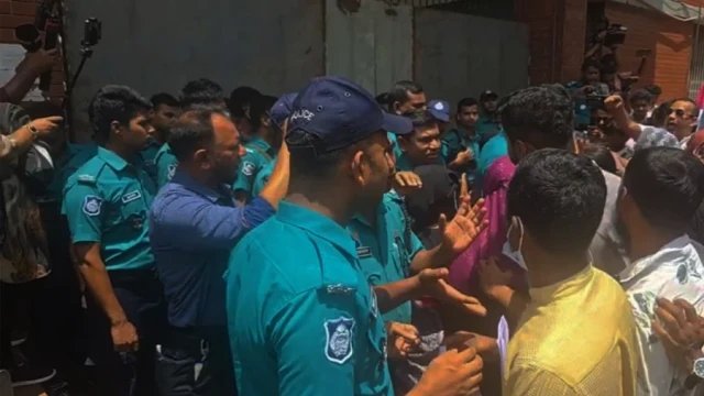আইন উপদেষ্টার পদত্যাগের দাবি সচিবালয়ের  সামনে  বিক্ষোভ