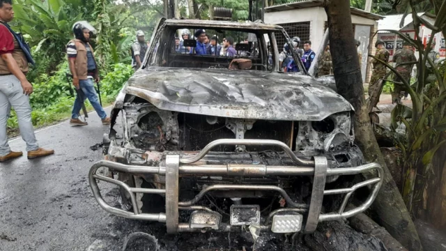 গোপালগঞ্জে পুলিশের গাড়ি ভাঙচুর-অগ্নিসংযোগ