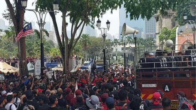 মালয়েশিয়ার প্রধানমন্ত্রীর পদত্যাগের দাবিতে হাজার হাজার মানুষের বিক্ষোভ