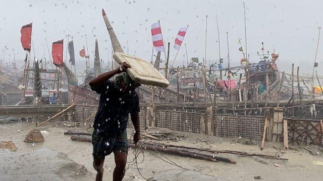 নোয়াখালীতে সকাল থেকে ভারী বর্ষণ, পানি বাড়ছেই