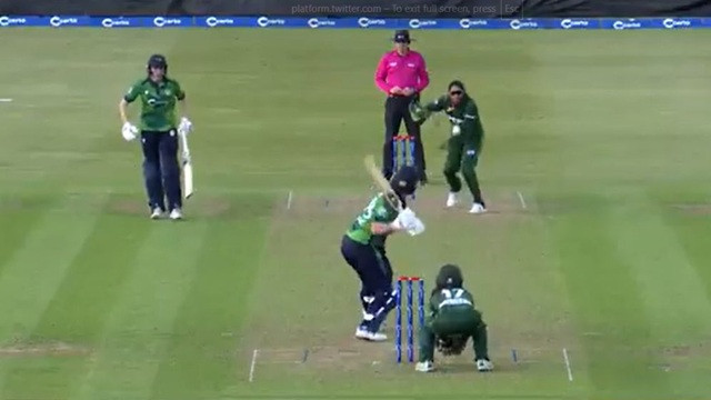 পাকিস্তানের বিপক্ষে শেষ বলে ছক্কা মেরে বিশ্ব রেকর্ড