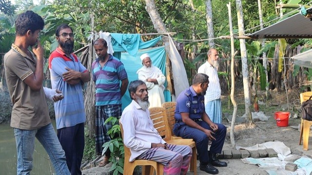 স্ত্রী-শাশুড়িকে কুপিয়ে হত্যার পর ঘরে আগুন দিয়ে পালালেন স্বামী