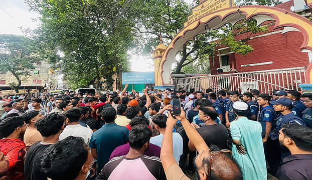 কুমিল্লায় বিএনপি নেতা  রেজাউল কাইয়ুম আটকের পর থানা ঘেরাও নেতা-কর্মীদের