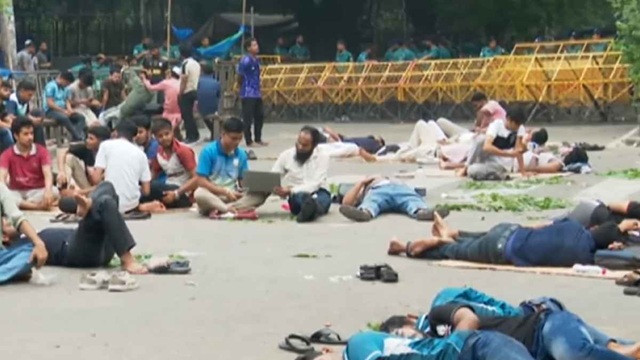কাকরাইল মোড়ে শুয়ে-বসে জবি শিক্ষার্থীরা, লিখিত আশ্বাস ছাড়া ফিরবেন না