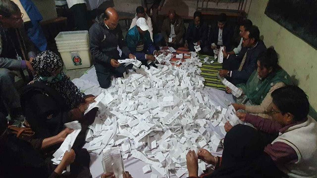 ভোট গণনা চলছে, ফলাফলের অপেক্ষা