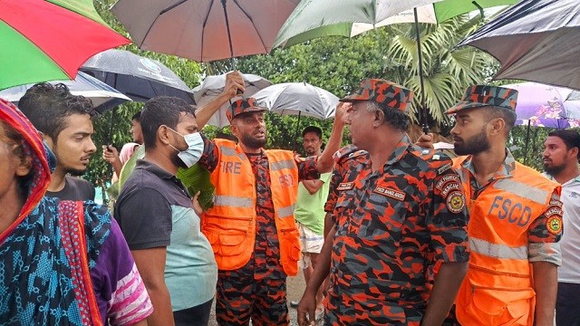 বন্যাদুর্গতদের পাশে ফায়ার সার্ভিস : ২৬০ নারী-পুরুষ ও শিশু উদ্ধার