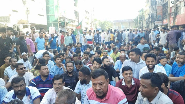 আ. লীগ কার্যালয়ের সামনে অবস্থান নিয়েছে বিএনপির নেতাকর্মীরা