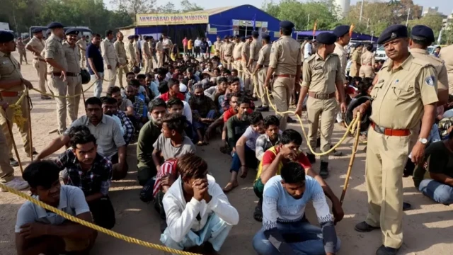 ভারতে অভিবাসন ক্র্যাকডাউনের মধ্যে আটকের ভয়ে বাঙালি মুসলিমরা