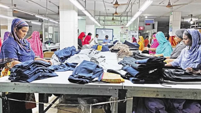 তৈরি পোশাক রপ্তানি কমেছে ১২%, দায়ী যুক্তরাষ্ট্রের পাল্টা শুল্ক ও এনবিআরে কর্মবিরতি
