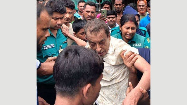 খুলনায় আ.লীগ নেতাকে গণধোলাই দিয়ে পুলিশে দিল জনতা