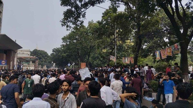 সচিবালয়ে ঢুকে পড়েছেন আন্দোলনরত শিক্ষার্থীদের একাংশ
