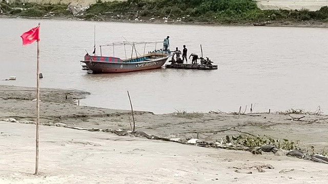 নদীতে অবৈধভাবে বালু উত্তোলন: বিএনপির নেতাসহ আসামি ৭৩