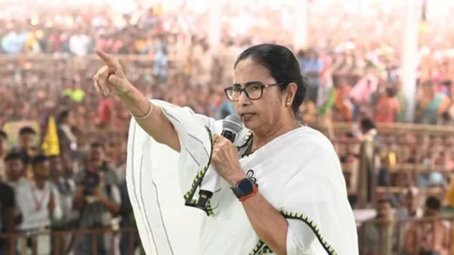 ভারতে থাকা আওয়ামী লীগ নেতাদের প্রসঙ্গ টেনে সরকারকে ‘খোঁচা’ দিলেন মমতা