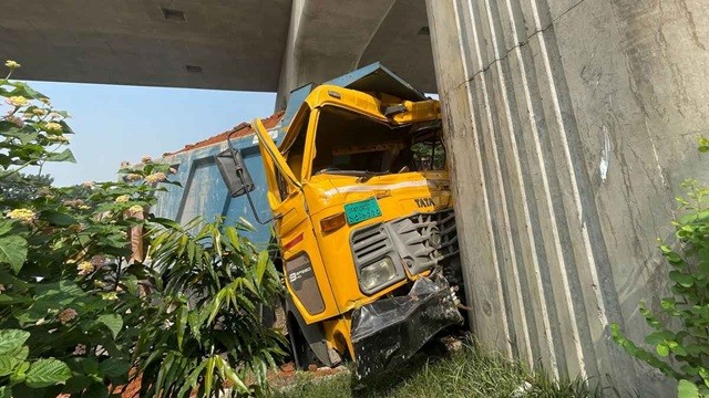 মেট্রোরেলের পিলারে ট্রাকের ধাক্কা