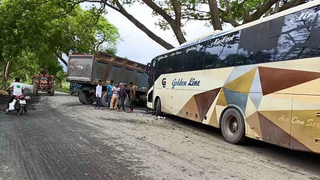 মহেশপুরে বাস-ট্রাকের মুখোমুখি সংঘর্ষে আহত ১৫