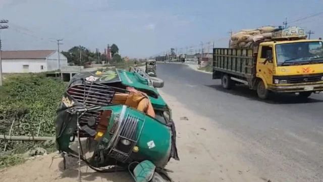 কাভার্ডভ্যানের ধাক্কায় অটোরিকশার ২ যাত্রী নিহত, আহত ৩