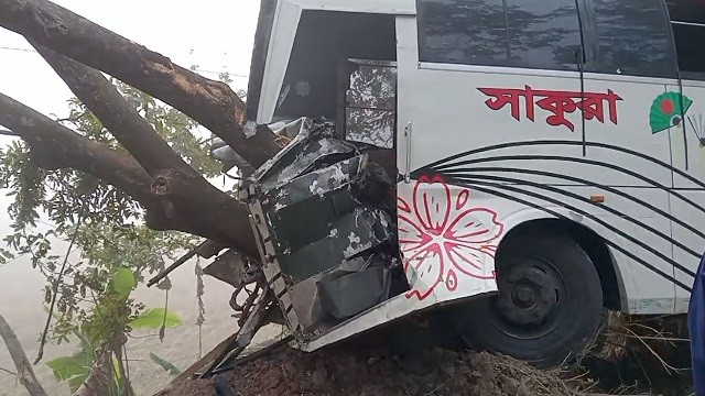 সাকুরা পরিবহনের ধাক্কায় দুমড়ে-মুচড়ে গেল ট্রলি