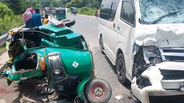 সিরাজগঞ্জে মাইক্রোবাস-অটোরিকশা সংঘর্ষে নিহত বেড়ে ৬