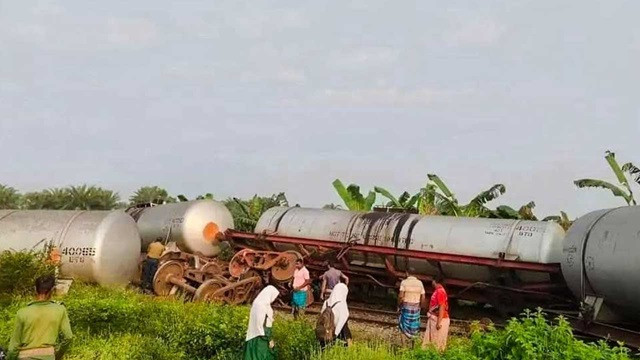 চুয়াডাঙ্গায় তেলবাহী ট্রেনের ট্যাঙ্কার লাইনচ্যুত