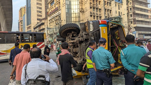 পল্টনে বাস-ট্রাকের মুখোমুখি সংঘর্ষে এক ব্যক্তি নিহত