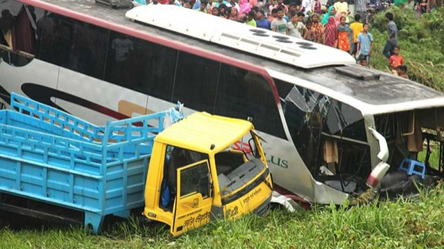 অক্টোবরে ৪০৫ সড়ক দুর্ঘটনায় নিহত ৩৭৭