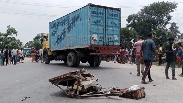 কাভার্ড ভ্যানের চাপায় ইজিবাইক ও ভানের ৪ যাত্রী নিহত