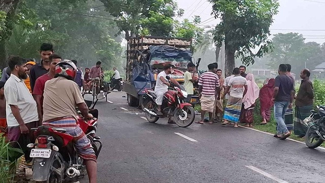 ট্রাকে ধাক্কা দিয়ে দুমড়েমুচড়ে গেল পিকআপ, নিহত ৪