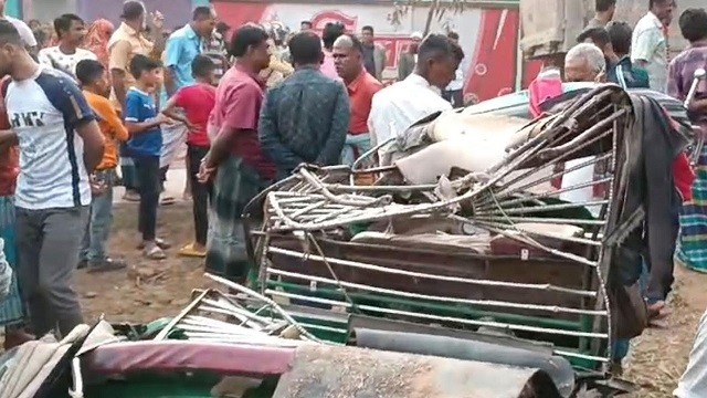 টাঙ্গাইলে অটোরিকশা-পিকআপ সংঘর্ষে নিহত ৪