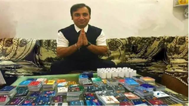 ১৬৩৮টি ক্রেডিট কার্ডের মালিক, গিনেস ওয়ার্ল্ড রেকর্ড করেছেন এই ব্যক্তি