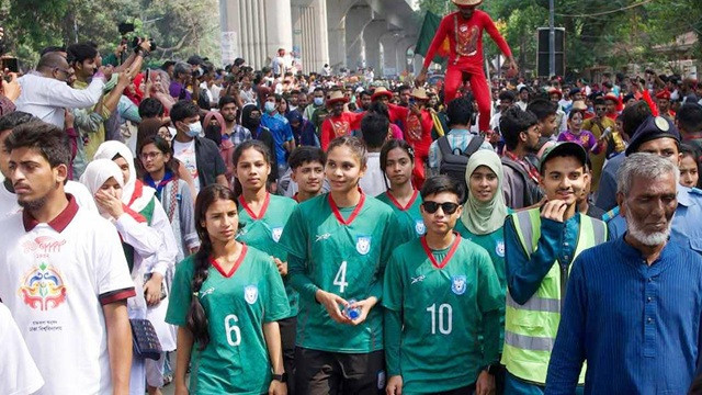 নববর্ষের শোভাযাত্রায় নারী ফুটবলাররা