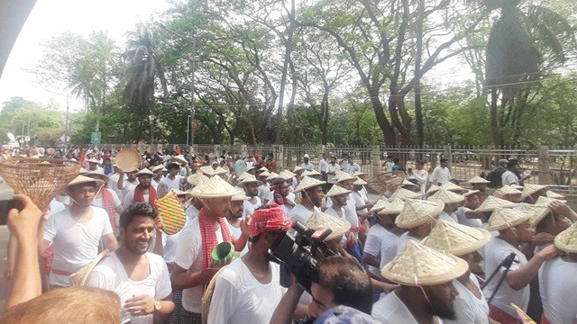 আনন্দ শোভাযাত্রায় কৃষক-রিকশাচালকদের প্রতিনিধিদের অংশগ্রহণ