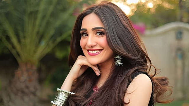 খোলামেলা পোশাকে বিতর্কে জড়ালেন পাকিস্তানি অভিনেত্রী