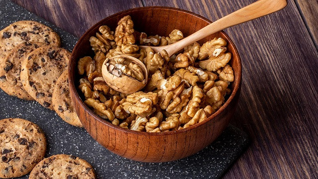 প্রতিদিন আখরোট খাওয়া কি উপকারী?