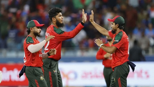 ৩ বলের ব্যবধানে ২ উইকেট রিশাদের, বিপদে পাকিস্তান