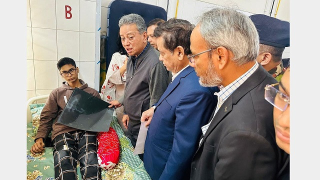 কয়েকজন লোক টেবিলে বসে সংস্কার করা যায় না : আমির খসরু
