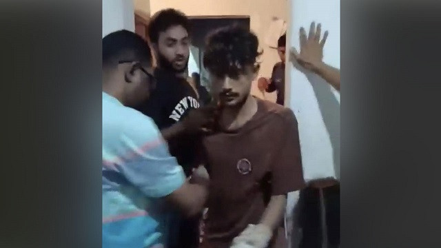 বৃদ্ধাকে গলা কেটে হত্যা করে ঘরের সিলিংয়ে লুকিয়ে ছিল যুবক!