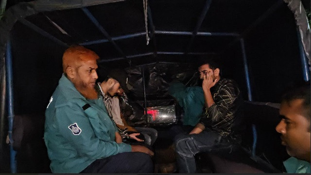 গাঁজা সেবনকালে পাঁচ রাবি শিক্ষার্থী আটক