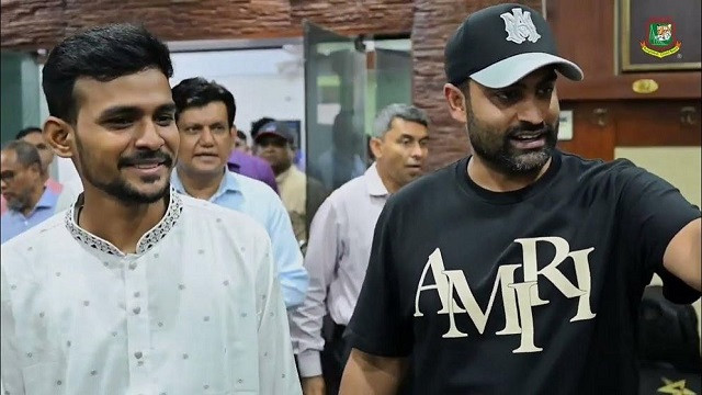 তামিমকে দুটি অপশন বাতলে দিলেন ক্রীড়া উপদেষ্টা