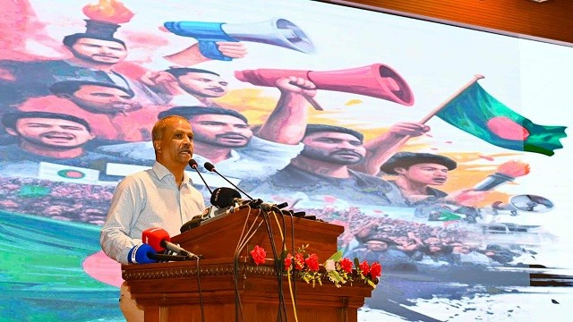 অনেক দেশের বিমানবন্দরে গেলে এমনভাবে তাকায় মনে হয় মরে যাই : আসিফ নজরুল