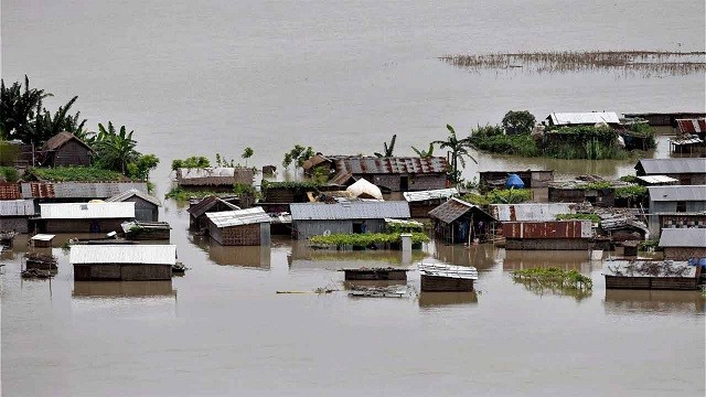 আসামে ব্যাপক বন্যা : উপদ্রুত ১৯ জেলায় পানিবন্দি ৬ লক্ষাধিক মানুষ