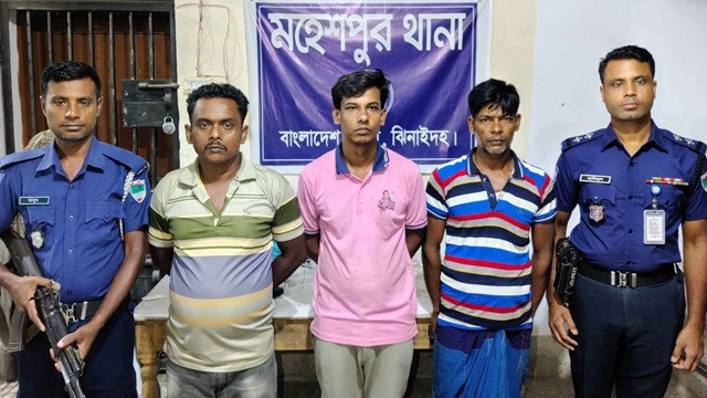 ধর্ষণ চেষ্টার অভিযোগে আটক আ.লীগ নেতাকে জিম্মি করে চাঁদাবাজি, আটক ৩