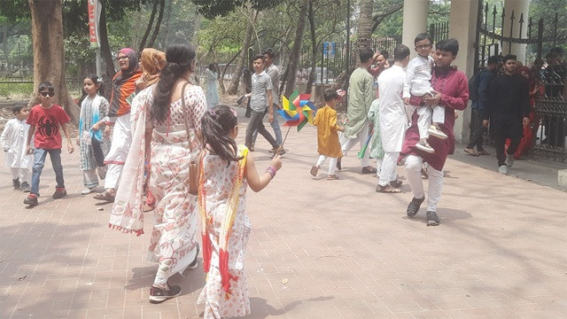 বেলুন-মুখোশে রঙিন পহেলা বৈশাখ : উৎসবে আনন্দে আত্মহারা শিশুরা