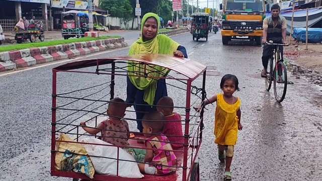 খাঁচায় বন্দি চার সন্তান নিয়ে রাস্তায় ঘুরছেন মা!
