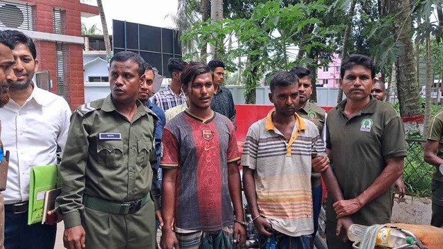 সুন্দরবন থেকে হরিণের চামড়া ও মাথাসহ আটক ২