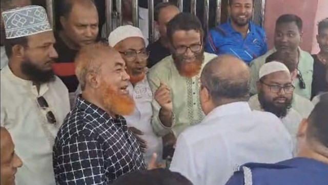 ডিসিকে কার্যালয়ে প্রবেশে বাধা, নির্বাচন অফিসে তালা