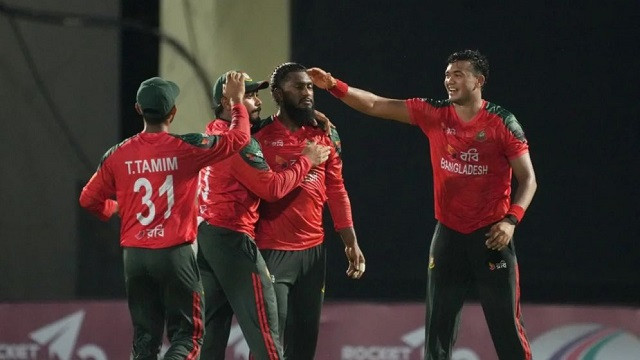 টস জিতে বোলিংয়ে বাংলাদেশ