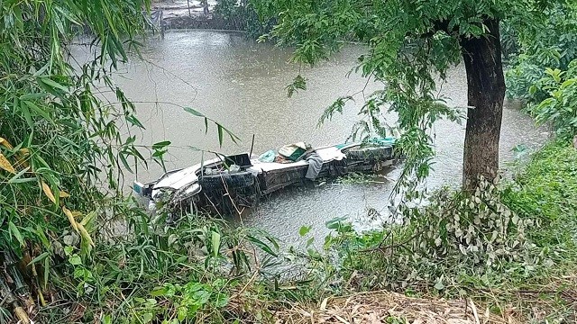 ছেলের মরদেহ নিয়ে বাড়ি ফেরার পথে প্রাণ গেল মায়েরও