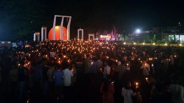 শহীদদের স্মরণে বরিশালে আলোর মিছিল