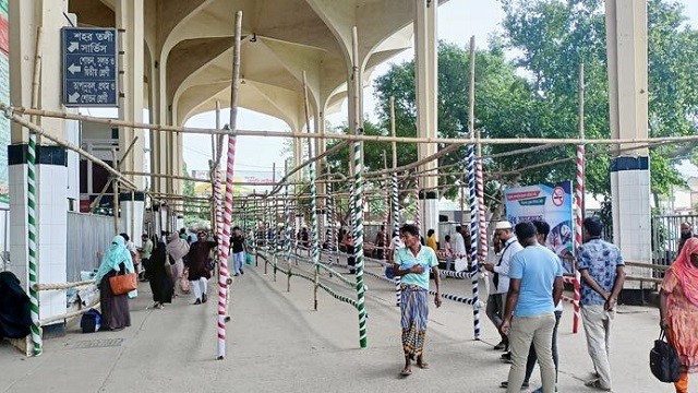 বিনা টিকিটের যাত্রী ঠেকাতে এবারও কমলাপুরে বাঁশের বেড়া