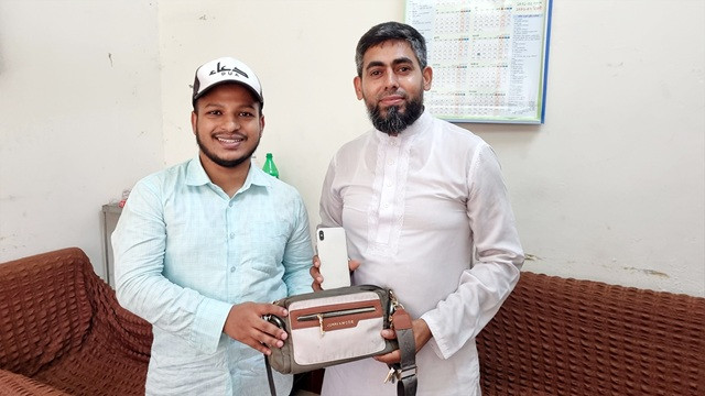লাখ টাকার ফোন ও স্বর্ণালংকার ফিরিয়ে দিলেন বাকৃবি শিক্ষার্থী
